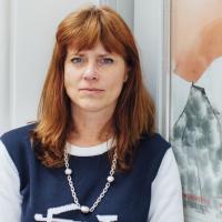 Portraitfoto der US-Animatorin Patricia Beckmann Wells vor einem Poster des tricky women Festivals