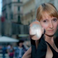 Foto: Christopher Glanzl Kampfsportlerin mit Schwert