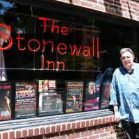 Barkeeper Tree vor dem Stonewall Inn in New York. Foto: Flora Eder