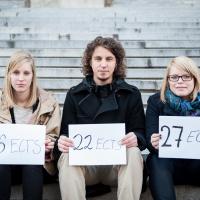 Von links nach rechts: Jana, Emanuel und Simona zeigen, wie viele der ECTS-Punkte sie nachholen müssen. Foto: Luiza Puiu