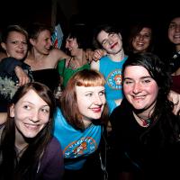 Befreundete Teams: Vienna Rollergirls und Zürich City Rollergirlz. Fotos: Alexander Gotter