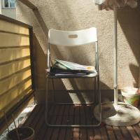 Ein Sonnenschirm und ein Stuhl mit Lernmaterialien. Foto: Stephanie Gmeiner