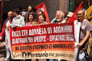 „Entlassene zurück an die Arbeitsplatze - Streichung der Schulden – Arbeiter_innenkontrolle! Regierung, EU-Memoranden und Neonazis rauswerfen!“ Foto: Dieter Diskovic „Entlassene zurück an die Arbeitsplatze - Streichung der Schulden – Arbeiter_innenkontrolle! Regierung, EU-Memoranden und Neonazis rauswerfen!“ Foto: Dieter Diskovic
