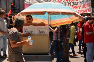 Am Straßenrand werden Wasserflaschen und Sesamringe verkauft. Foto: Dieter Diskovic Am Straßenrand werden Wasserflaschen und Sesamringe verkauft. Foto: Dieter Diskovic