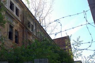 Von Anarchisten besetzt, aufgegeben und nun unbewohnt verfällt dieses ehemalige Gebäude zusehends. Stacheldraht auf Zäunen ist in Plzeň übrigens allgegenwärtig. Foto: Maximilian H. Tonsern