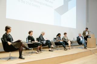 Indra Lopez Velasco, Beatrix Hoffmann, Karoline Noack, Limba Mupetami, Clara Himmelheber, Michael Kraus und Emmanuel Kasarhérou als Chair bei der Session zu Kooperationen. Fotograf: Philip Bartz
