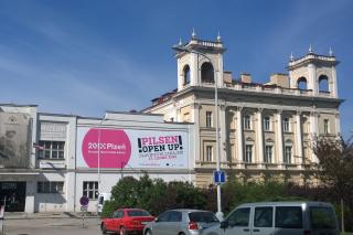 Auch am Patton-Museum prangt eines der Mottos der Kulturhauptstadt 2015: „(...) open up!“ kommt eigentlich aus dem „Biermilieu“. Foto: Maximilian H. Tonsern