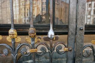 Am Fuße der St.-Bartholomäus-Kathedrale befindet sich auch dieses Gitter. Das Berühren des Engelkopfes in der Mitte bringt, so sagt man, Glück. Foto: Maximilian H. Tonsern