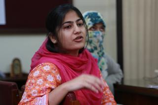 Chemiestudentin Amna: Es stimmt nicht, dass Frauen in Pakistan nicht gebildet sind. Foto: Dwin Mardigian