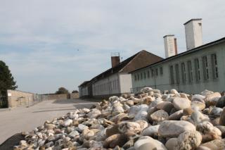 Auf dem österreichischen Denkmal am Appellplatz legen Besucher_innen Steine ab, um ihre Anteilnahme auszudrücken. Foto: Nina Aichberger