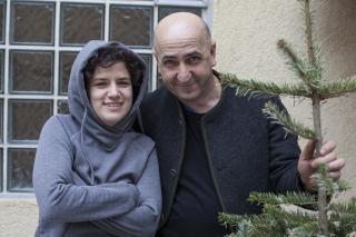 Augustin-Redakteurin Lisa Bolyos und Sozialarbeiter Mehmet Emir kümmern sich um Nachschub und Betreuung. Foto: Johanna Rauch Foto: Johanna Rauch