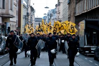 Die Identitäre Bewegung ist international vernetzt. Ihr Logo ist der griechische Buchstabe Lambda, ihre Farben sind Schwarz und Gelb. Foto: Christopher Glanzl Die Identitäre Bewegung ist international vernetzt. Ihr Logo ist der griechische Buchstabe Lambda, ihre Farben sind Schwarz und Gelb. Foto: Christopher Glanzl