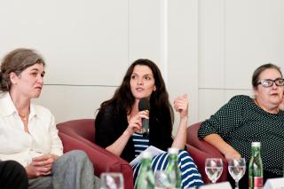 Die ehemalige Vorsitzende der ÖH, Barbara Blaha (mit Mikro), wünscht den FHs mehr Selbstbewusstsein, aber auch eine Anregung des gesamtgesellschaftlichen Denkens. Foto: Christopher Glanzl