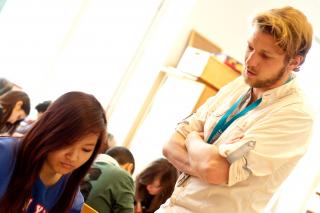 Johannes Steiner hat einen besonderen Zugang zu seinen SchülerInnen. Foto: Christopher Glanzl Johannes Steiner hat einen besonderen Zugang zu seinen SchülerInnen. Foto: Christopher Glanzl