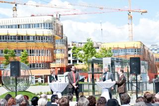 Die Skulptur wurde von dem Künstler Alexander Felch gestaltet. Sie stellt eine Weltkugel dar, auf der sich die Vertriebenen im Falle einer gelungenen Emigration verstreut haben. Foto: Christopher Glanzl Die Skulptur wurde von dem Künstler Alexander Felch gestaltet. Sie stellt eine Weltkugel dar, auf der sich die Vertriebenen im Falle einer gelungenen Emigration verstreut haben. Foto: Christopher Glanzl