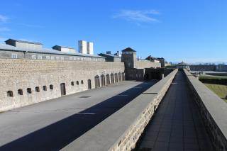Aussicht auf den Garagenhof der SS. Rechts im Hintergrund ist das Besucherzentrum, links ist das Schutzhaftlager. Foto: Nina Aichberger
