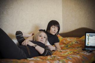 Klara und Tatjana teilen ihr kleines Dreizimmerappartment am Rande der Stadt mit einer Freundin. Das Internet und vor allem das soziale Netzwerk 'VKontakte' spielt eine große Rolle bei der Kommunikation von Homosexuellen in Russland.