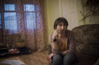 Dimitrij ist gerade dabei, eine Ausbildung zum Friseur zu machen. Vor ein paar Jahren hat er sich von seiner Ex-Frau getrennt, stellt sie aber immer noch als seine Frau vor. Damit die anderen keine Fragen stellen.