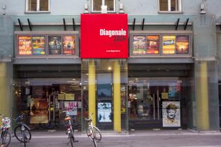 Das UCI Annenhofkino diente als Spielstätte der Diagonale. Ebenso: KIZ Royal, das Schubert- und Rechbaukino Das UCI Annenhofkino diente als Spielstätte der Diagonale. Ebenso: KIZ Royal, das Schubert- und Rechbaukino