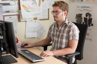 David Loibl bei der E-Mail-Beratung. Foto: Sarah Langoth David Loibl bei der E-Mail-Beratung. Foto: Sarah Langoth