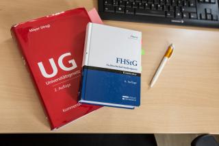 Das Fachhochschulgesetz ist ein sehr dünnes Gesetz. Im Zweifel wird auf das Universitätsgesetz zurückgegriffen. Foto: Sarah Langoth Das Fachhochschulgesetz ist ein sehr dünnes Gesetz. Im Zweifel wird auf das Universitätsgesetz zurückgegriffen. Foto: Sarah Langoth