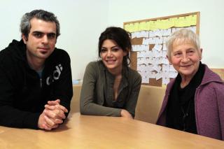 Die BewohnerInnen der Generationen-WG haben die gleichen Freunden und Sorgen wie eine „normale“ Studi-WG. Foto: Eva Engelbert Die BewohnerInnen der Generationen-WG haben die gleichen Freunden und Sorgen wie eine „normale“ Studi-WG. Foto: Eva Engelbert