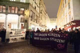Keine Studierendendemo ohne Popkultur – gegen die Abschaffung des Wissenschaftsministeriums 2013 demonstierten die Space Invaders mit. Foto: Luiza Puiu Keine Studierendendemo ohne Popkultur – gegen die Abschaffung des Wissenschaftsministeriums 2013 demonstierten die Space Invaders mit. Foto: Luiza Puiu