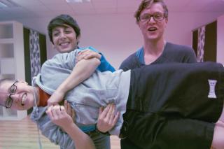 Mel Brugger wird getragen von Sepideh Hassani und Silke Graf