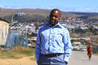 Nosphokazi Fihlani setzt mit ihrer formellen Kleidung ein Zeichen: sie lässt sich nicht unterkriegen. Foto: Rosanna Scott Nosphokazi Fihlani setzt mit ihrer formellen Kleidung ein Zeichen: sie lässt sich nicht unterkriegen. Foto: Rosanna Scott